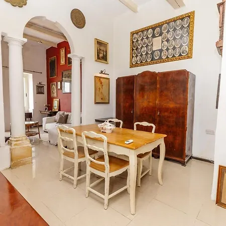 Rita's Lodge, Seafront House Apartment *